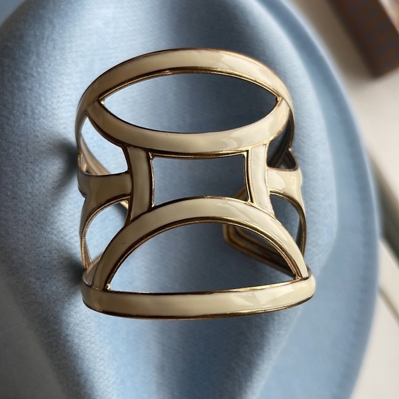 🤍💖✨ Enamel Cream and Gold Cuff Bracelet - Picture 11 of 17